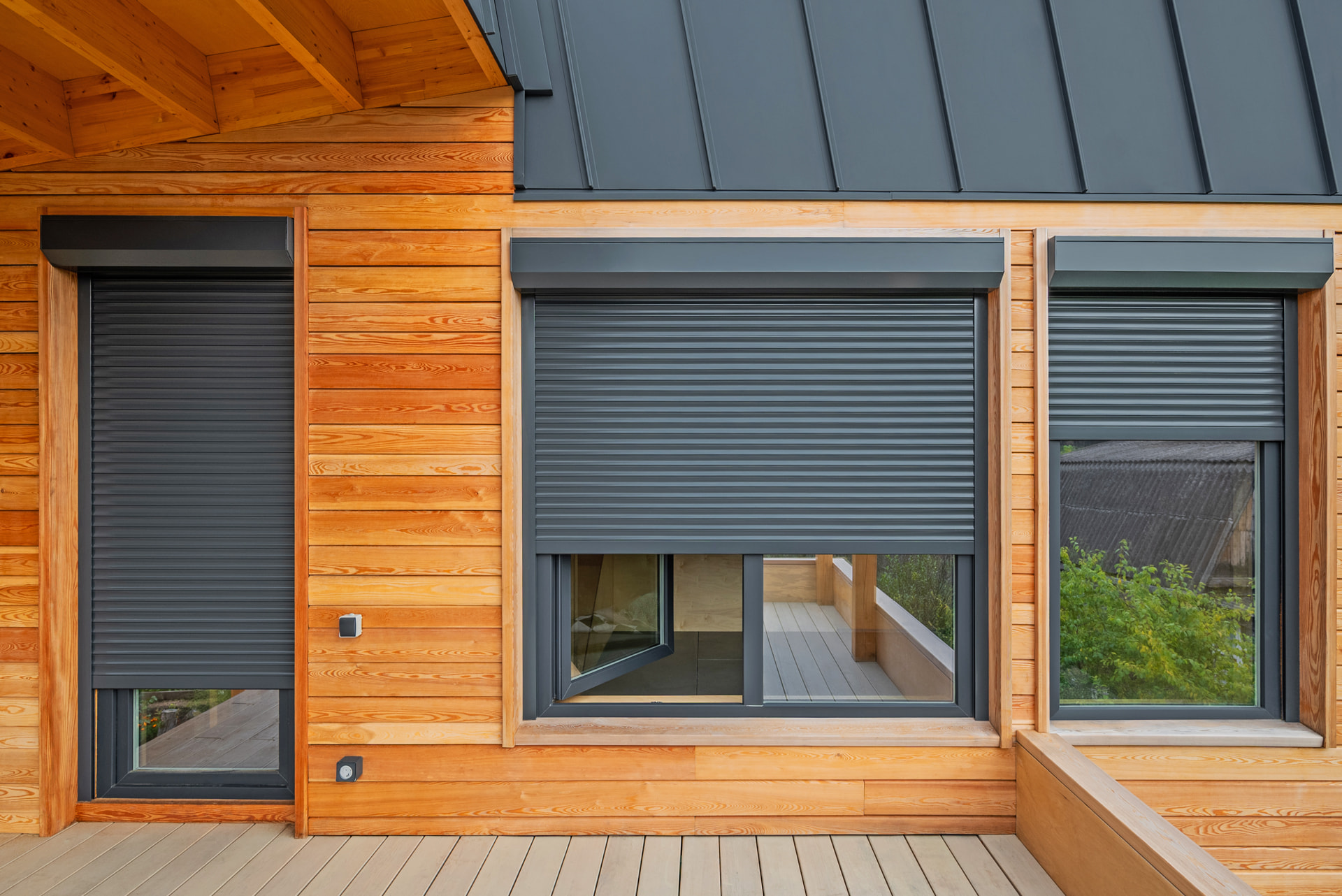 Комфорт, безопасность, эстетика: типы рольставен, их преимущества и особенности монтажа