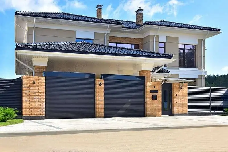 Рулонные ворота с забором в едином стиле Рулонные ворота с забором в едином стиле